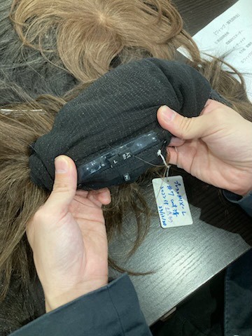 ウィッグのテープ取付